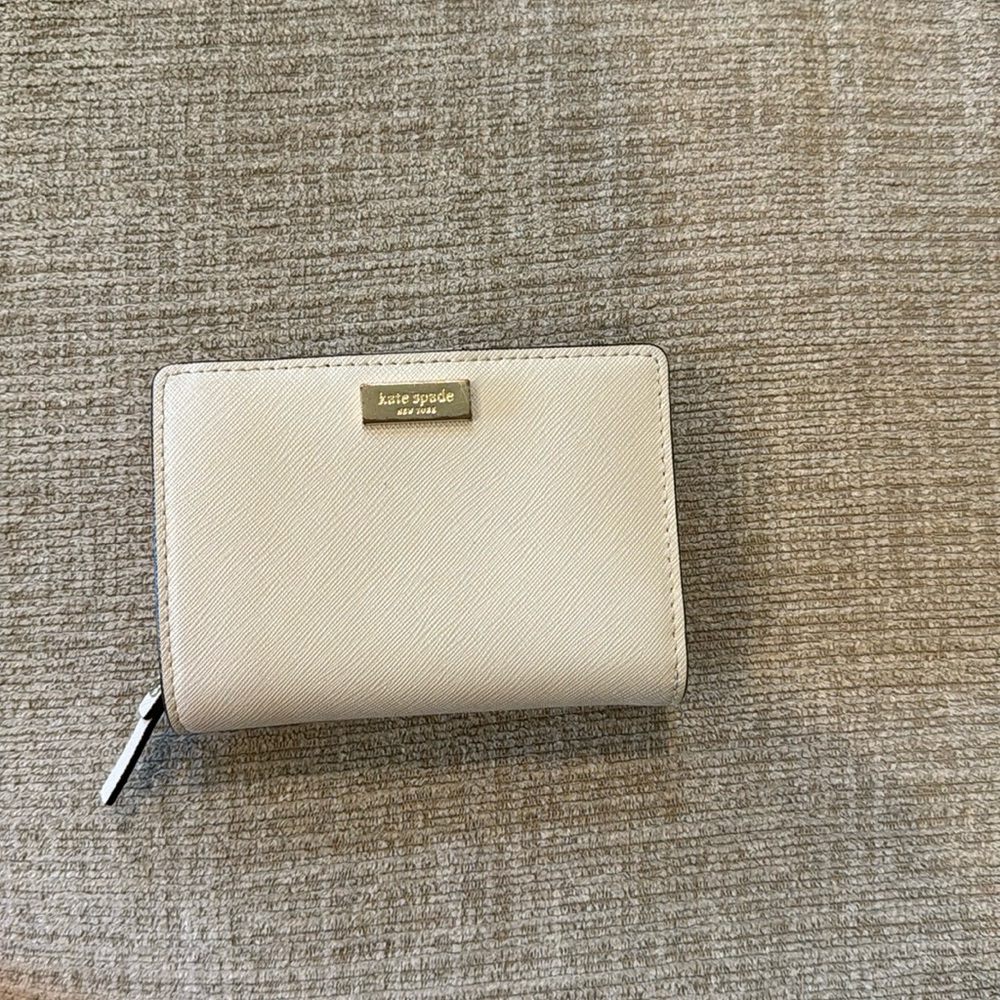 Kate spade wallet.. great condition